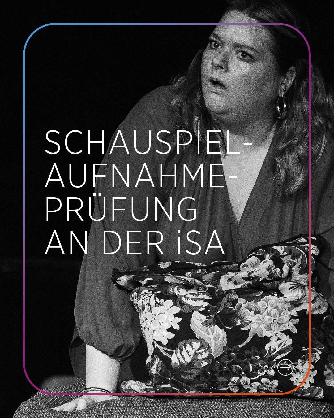 Schwarz-weiß Foto einer Frau mit langem Haar, die die Miene einer überraschten oder verwirrten Person zeigt, mit überlappendem Text "Schauspielaufnahmeprüfung an der iSa".