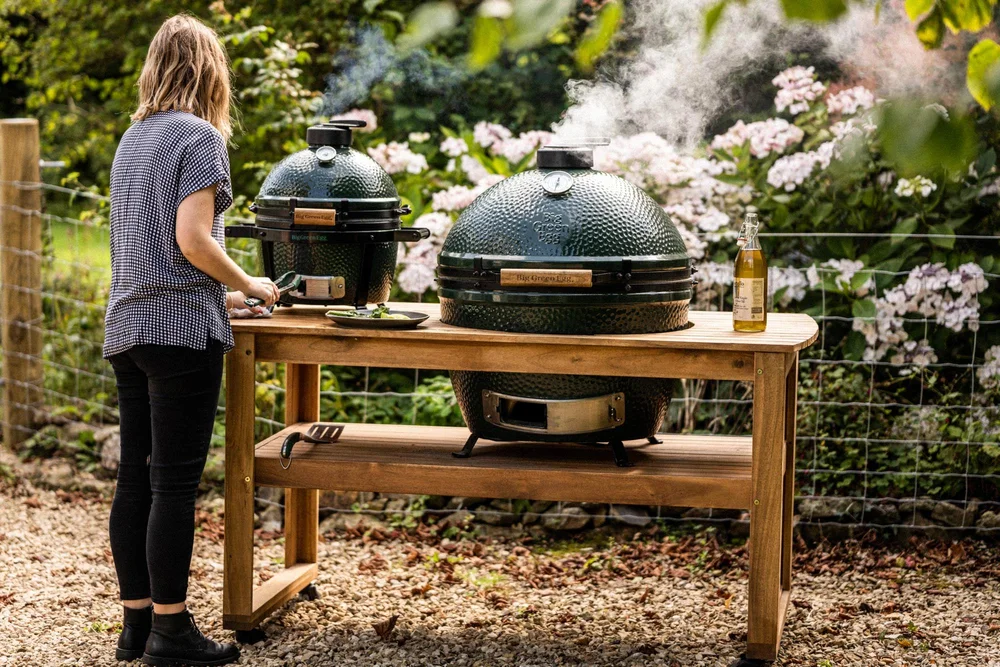 Big Green Egg XL op een tafel