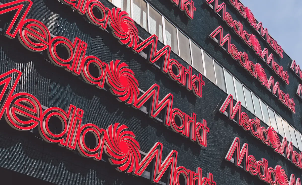 Winkelgevel met MediaMarkt-logo's