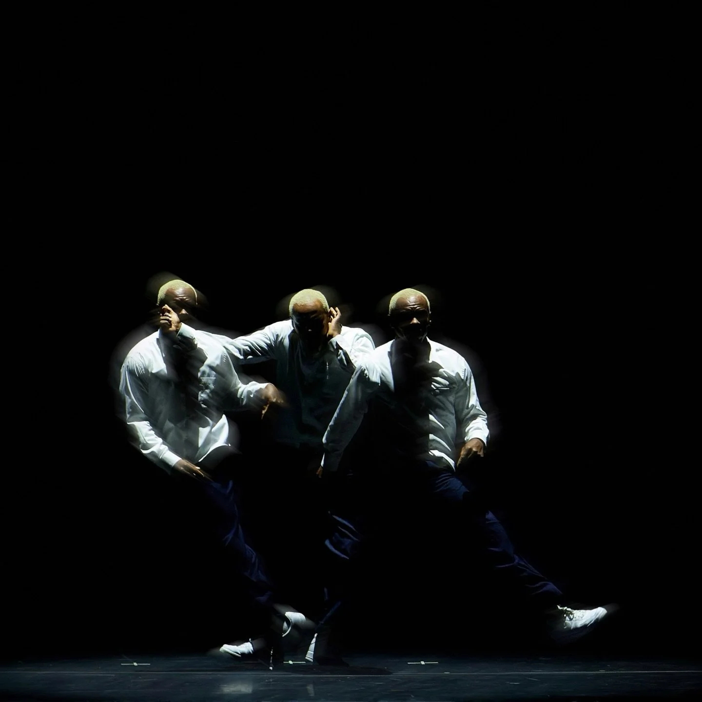 A Tribute to the King of Pop 👑 Lil Buck @lilbuckdalegend

DESPERTARES 2025 | @despertaresmex
@soulartsproductions 

Sony A1 + 70-200mm F2.8 GM II / @sonyalpha 

.
.
.
.
#DancePhotography #StagePhotography #worldwidedance #Despertares2025 #WorldClass