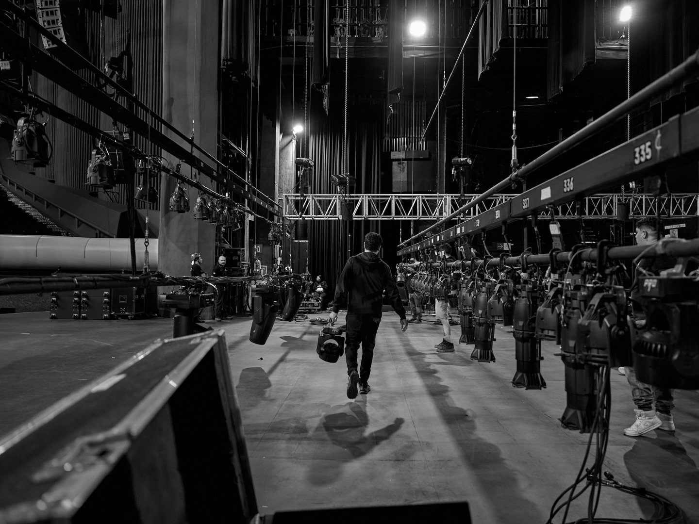 Donde el espect&aacute;culo empieza antes de ser visto

Fotos tomadas durante Despertares 2025 | @despertaresmex
@soulartsproductions 

.
.

Sony A1 + 24-70mm F2.8 GM II /  @alphabysony_latin @sonyalpha 

.
.
.
#Despertares2025 #StageBuild #Backstage