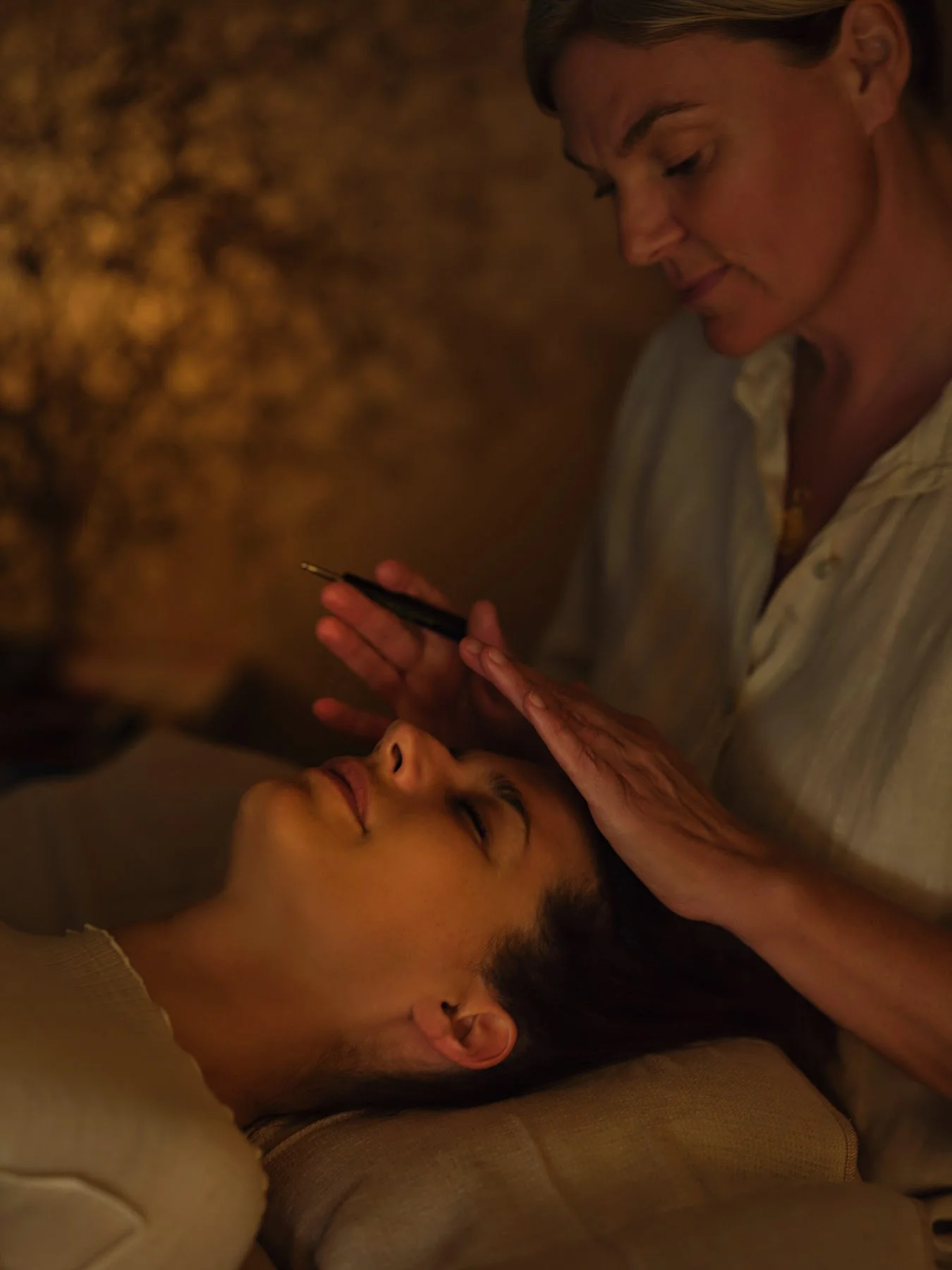 Holistische gezichtsbehandeling bij Raw Care met focus op natuurlijke huidverbetering