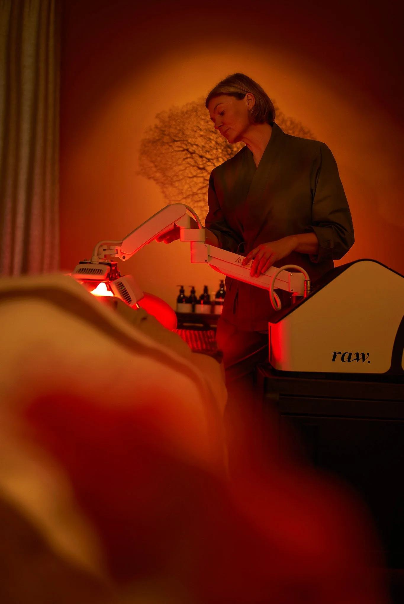 Eveline Vanslambrouck tijdens Dermalux ledlichttherapie behandeling bij Raw Care, holistische huidzorg in Mullem, Oudenaarde nabij Gent