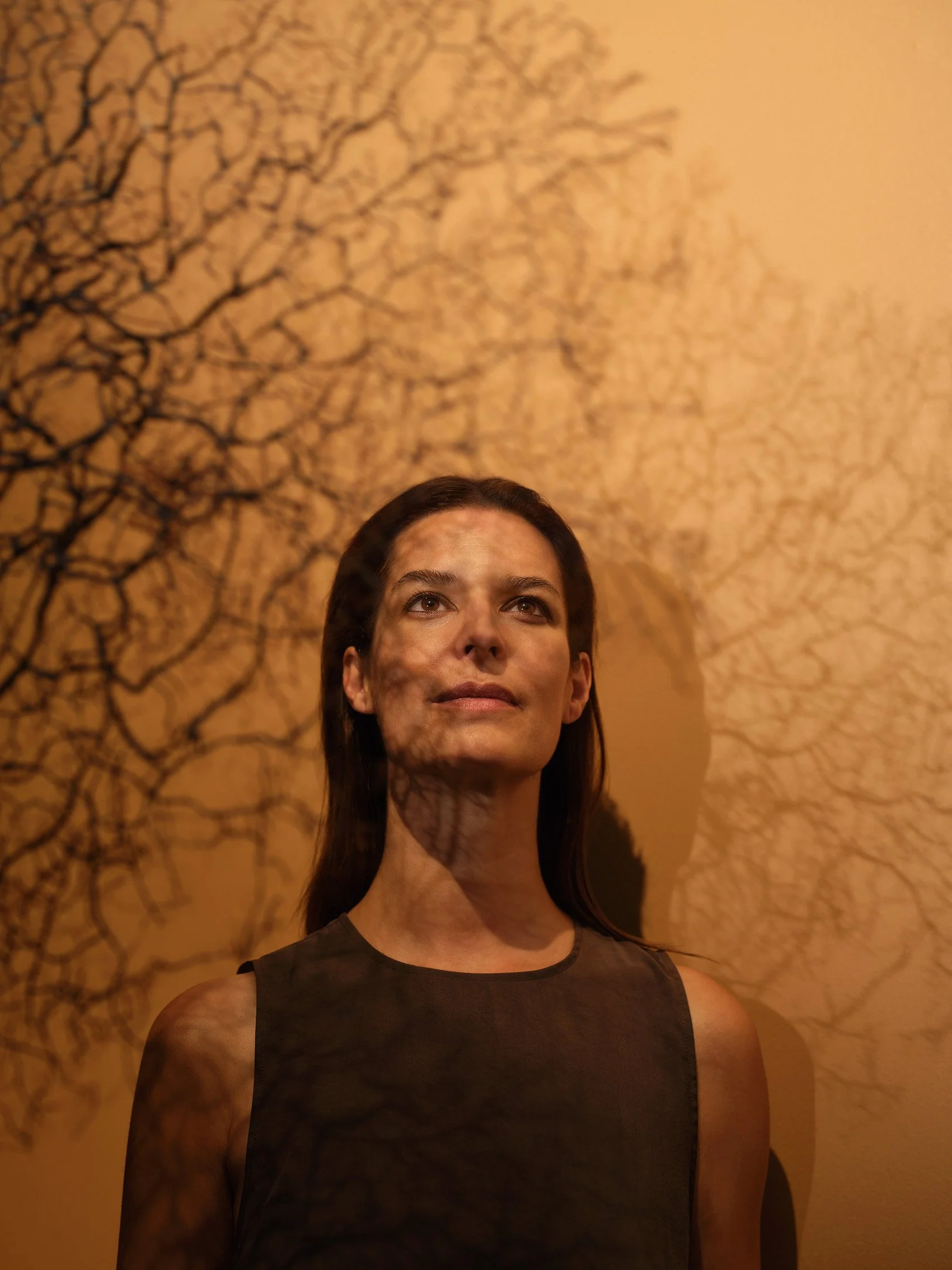 Vrouw in warm schaduwlicht als symbool voor innerlijke balans en holistische visie bij Raw Care in Oudenaarde