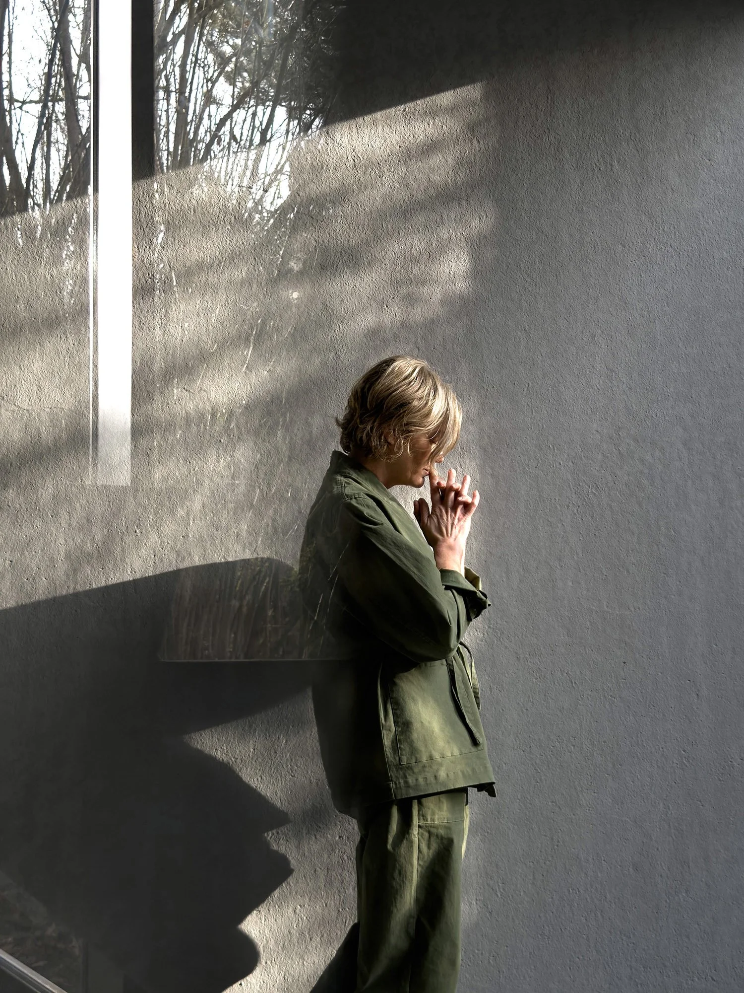 Portret van Eveline Vanslambrouck bij Raw Care als symbool voor rust, innerlijke balans en holistische zorg