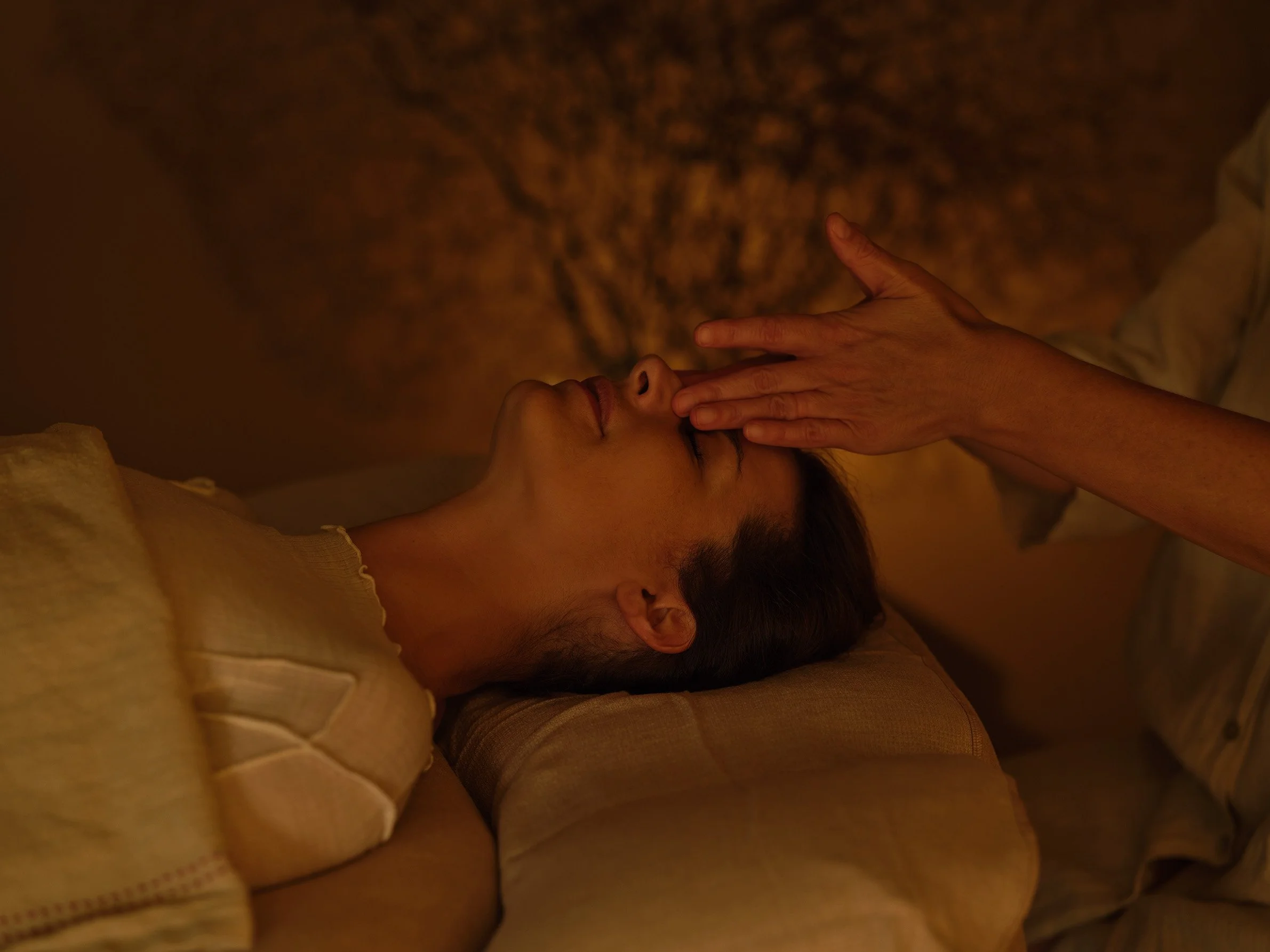 Holistische craniosacraal therapie voor diepe ontspanning en zenuwstelselregulatie bij Raw Care in Oudenaarde