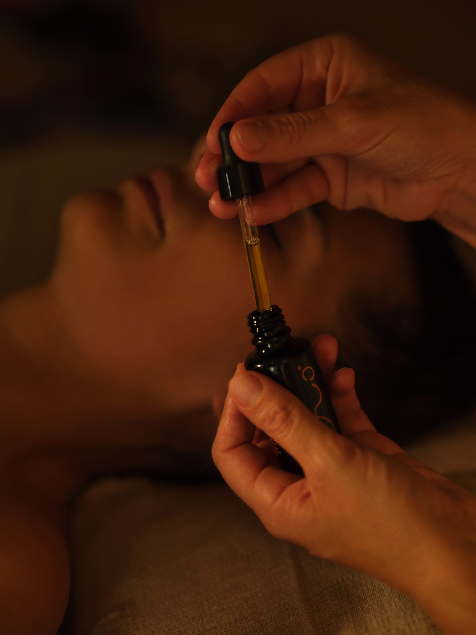 Holistische gelaatsverzorging met verzorgende olie van Oio Lab bij Raw Care in Oudenaarde – natuurlijke huidverbetering en ontspanning