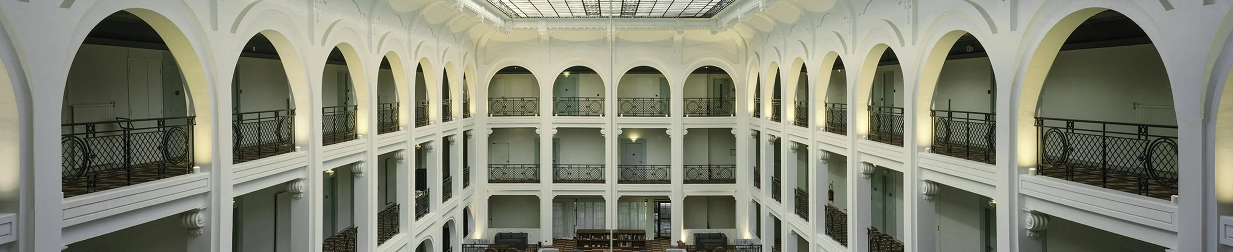 Photographie d’architecture et d’immobilier réalisée par Massimiliano Glori, valorisant un bâtiment et ses espaces intérieurs et extérieurs.