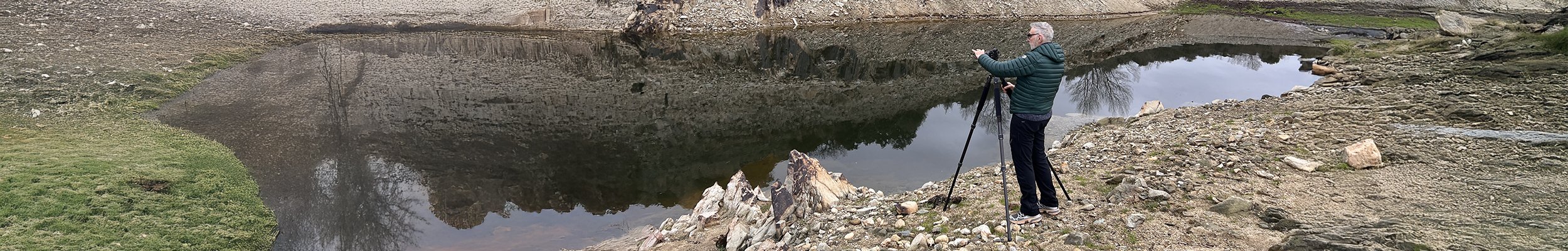 Photographe en cours de travail sur le terrain, préparation d’une prise de vue en paysage