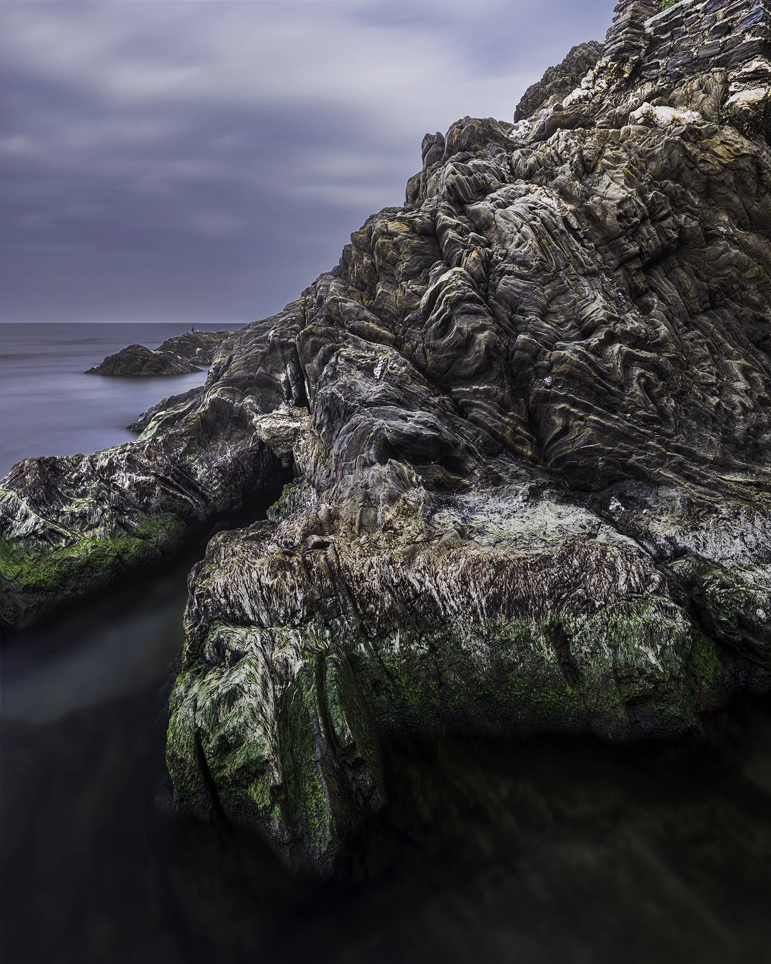 Silence minéral — El Racó, hiver 2026. Une série qui explore la présence silencieuse de la roche face au mouvement de la mer. Les strates apparaissent comme une mémoire lente, façonnée par le temps et l’eau. La mer adoucit, efface, transforme. La pie