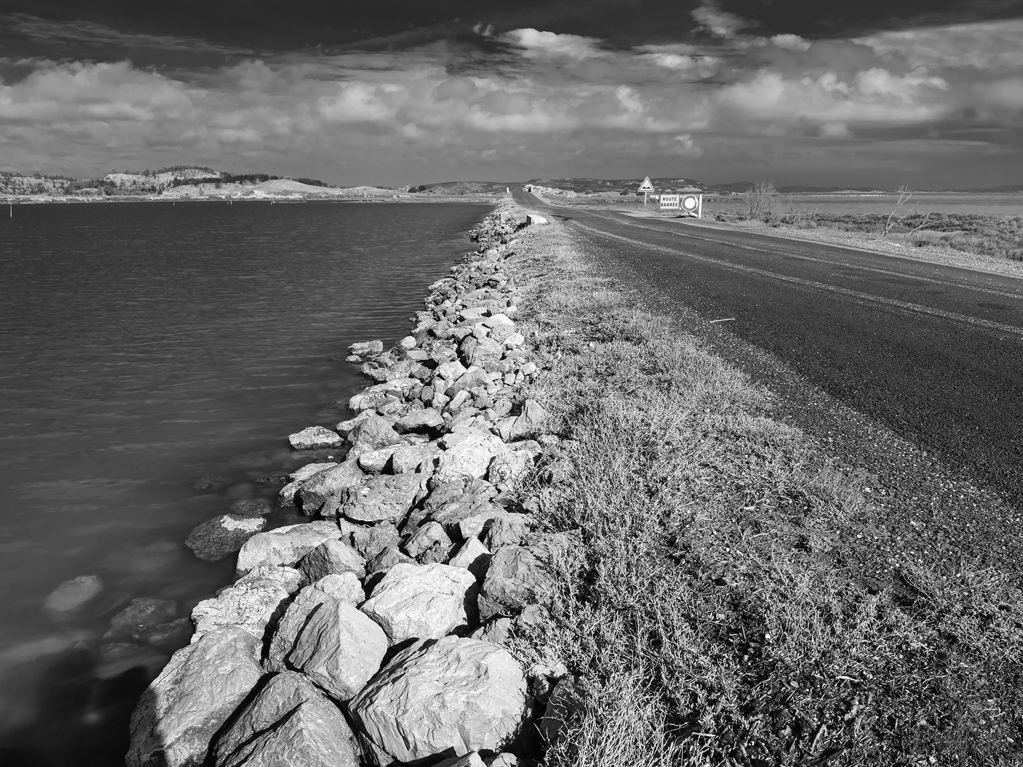 Cap vers l’Ouest. Là où la route promet plus que l’horizon. 