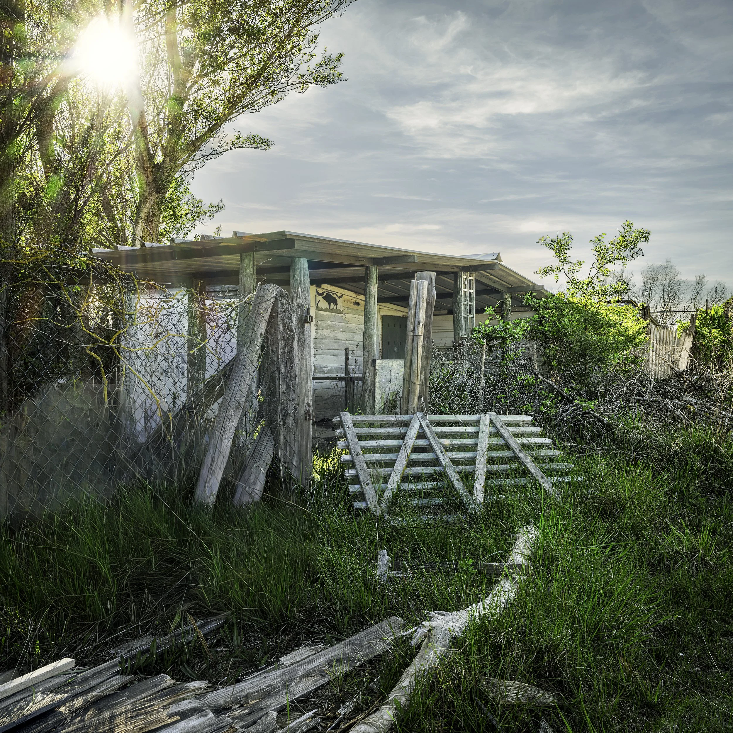 Vestiges du passage — Garrieux, printemps 2026. Ce que le temps reprend. Une série qui explore les traces discrètes laissées par l’homme dans un paysage déjà repris par le silence. Structures abandonnées, matières usées et chemins effacés deviennent 