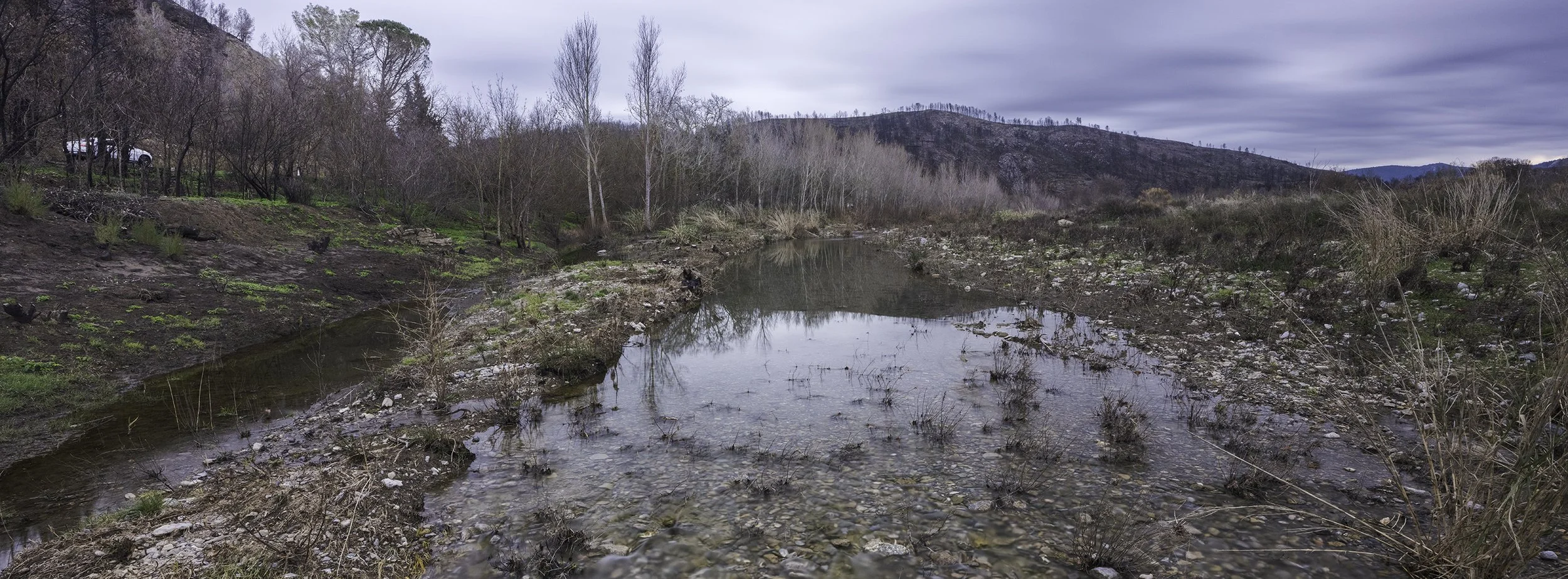 Rivières oubliées - Hiver 2026. Une série qui explore l’eau comme matière contrainte - lente, entravée, et pourtant persistante. Ici, l’eau ne façonne plus librement le paysage. Elle se heurte, s’accumule, se trouble. Un flux contraint, reflet d’un a