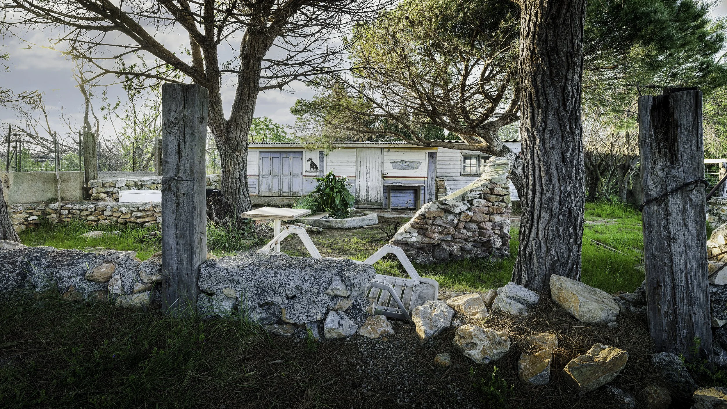 Vestiges du passage — Garrieux, printemps 2026. Le seuil oublié. Une série qui explore les traces discrètes laissées par l’homme dans un paysage déjà repris par le silence. Structures abandonnées, matières usées et chemins effacés deviennent des frag