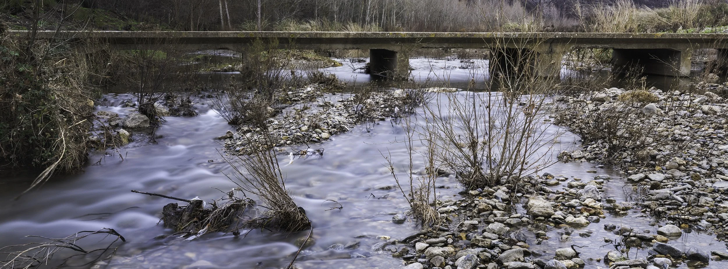 Rivières oubliées - Hiver 2026. Une série qui explore l’eau comme matière contrainte - lente, entravée, et pourtant persistante. Le courant persiste, mais l’équilibre est rompu. Branches, pierres et déchets figent le mouvement. La rivière continue, p