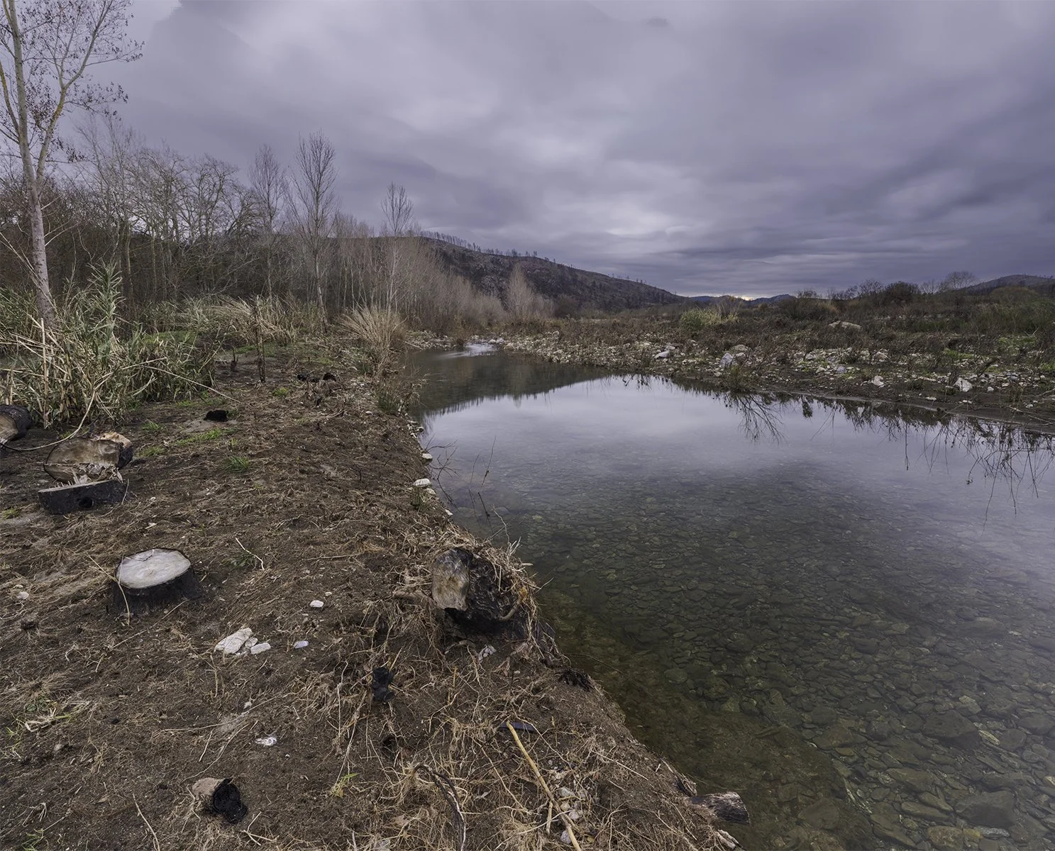 Rivières oubliées - Hiver 2026. Une série qui explore l’eau comme matière contrainte - lente, entravée, et pourtant persistante. La nature résiste, sans colère apparente. L’eau glisse encore, malgré le désordre. Un calme fragile, menacé par l’indiffé
