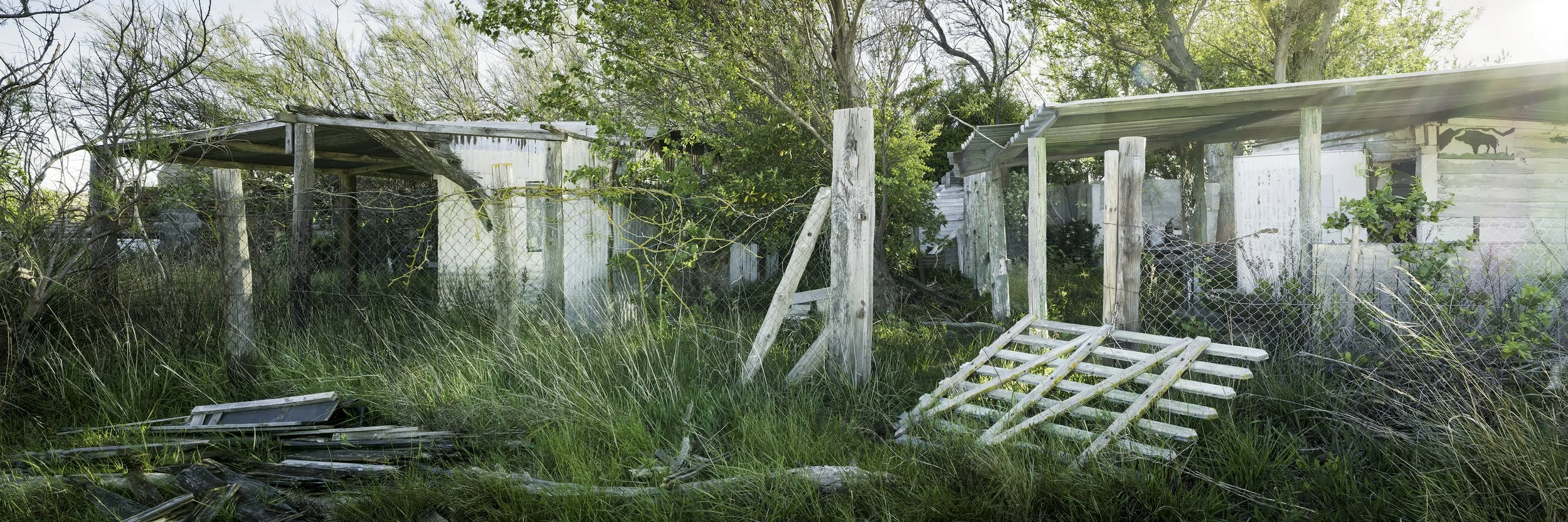 Vestiges du passage — Garrieux, printemps 2026. Les vestiges du passage. Une série qui explore les traces discrètes laissées par l’homme dans un paysage déjà repris par le silence. Structures abandonnées, matières usées et chemins effacés deviennent 