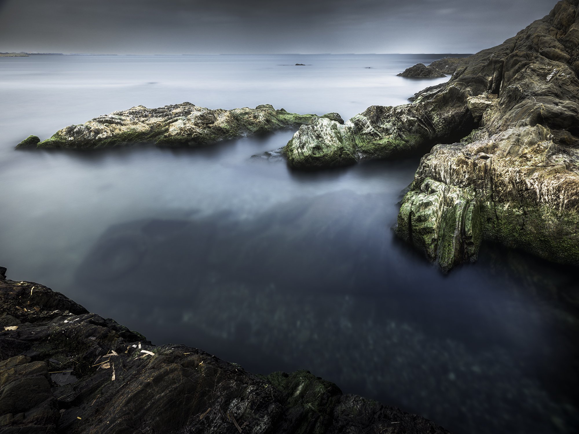 Silence minéral — El Racó, hiver 2026. Une série qui explore la présence silencieuse de la roche face au mouvement de la mer. Les strates apparaissent comme une mémoire lente, façonnée par le temps et l’eau. La mer adoucit, efface, transforme. La pie