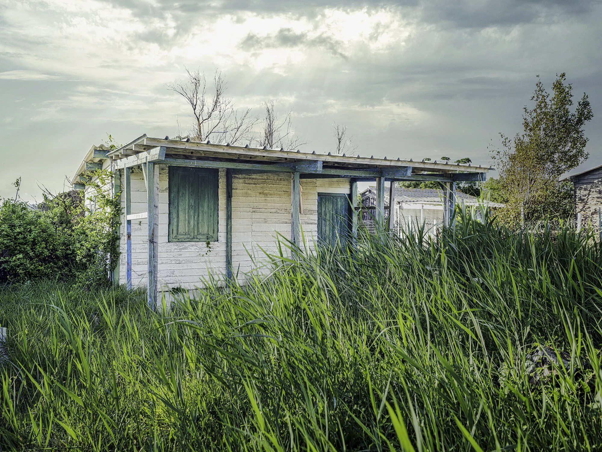 Vestiges du passage — Garrieux, printemps 2026. Lentement engloutie. Une série qui explore les traces discrètes laissées par l’homme dans un paysage déjà repris par le silence. Structures abandonnées, matières usées et chemins effacés deviennent des 