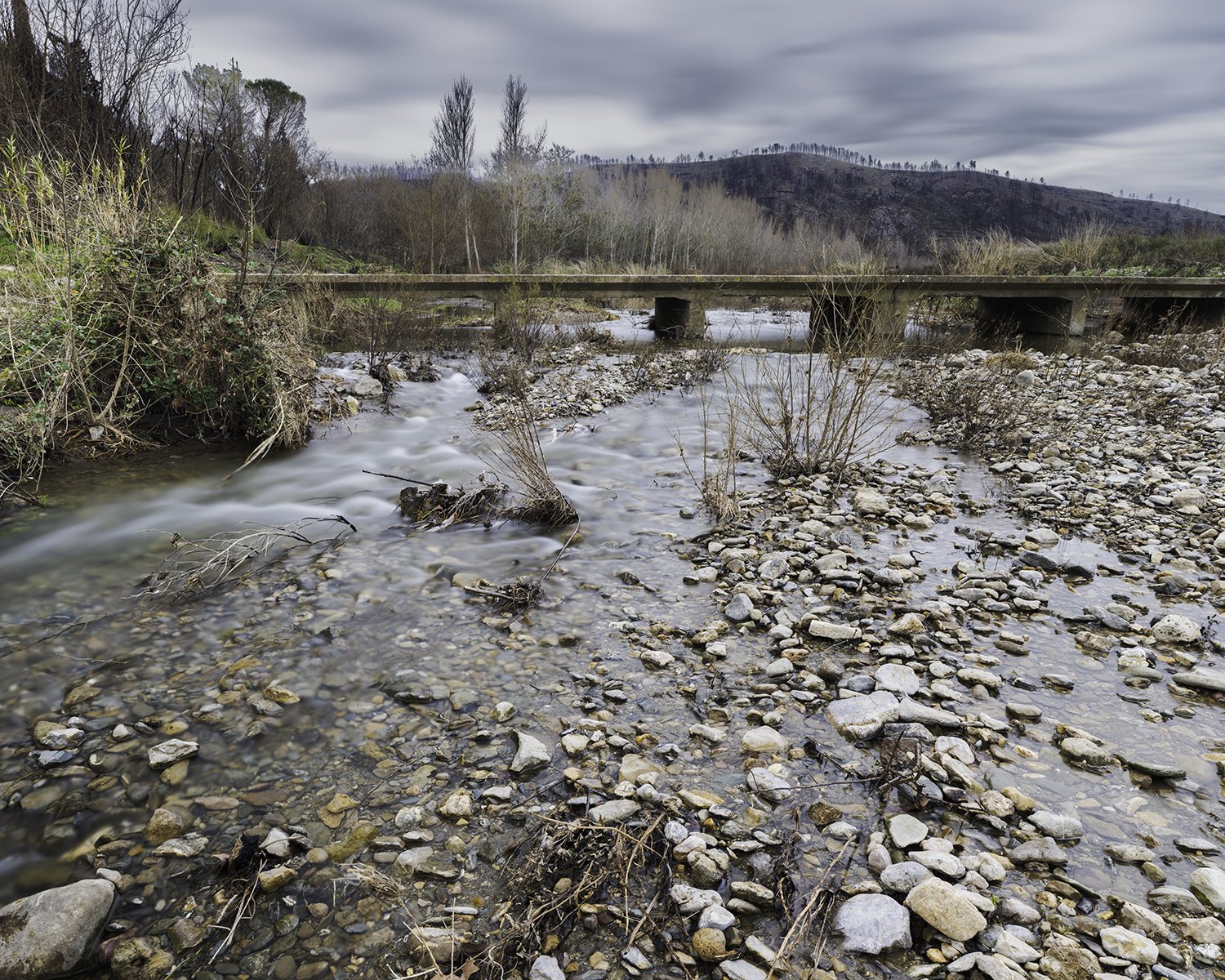 Rivières oubliées - Hiver 2026. Une série qui explore l’eau comme matière contrainte - lente, entravée, et pourtant persistante. L’eau s’impose malgré les entraves. Elle contourne, ralentit, s’adapte. Un mouvement discret, presque obstiné, dans un pa