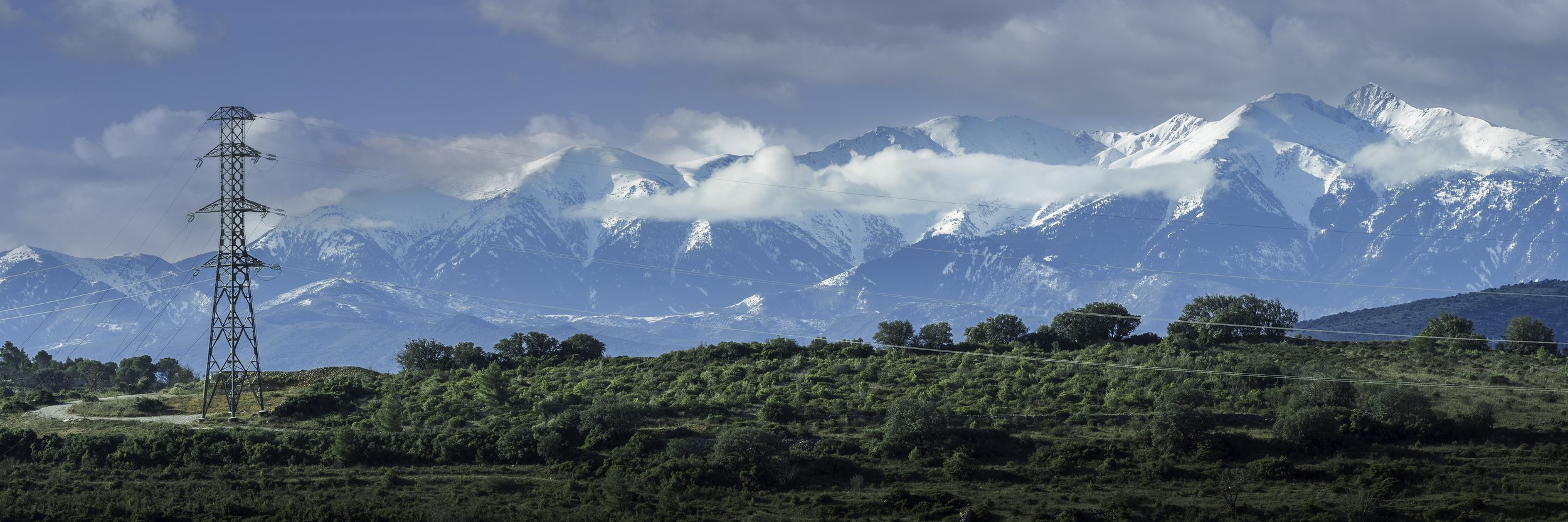 L’eau vient d’en haut. Entre la neige qui nourrit la terre et les lignes qui alimentent l’homme, deux forces essentielles traversent le paysage.