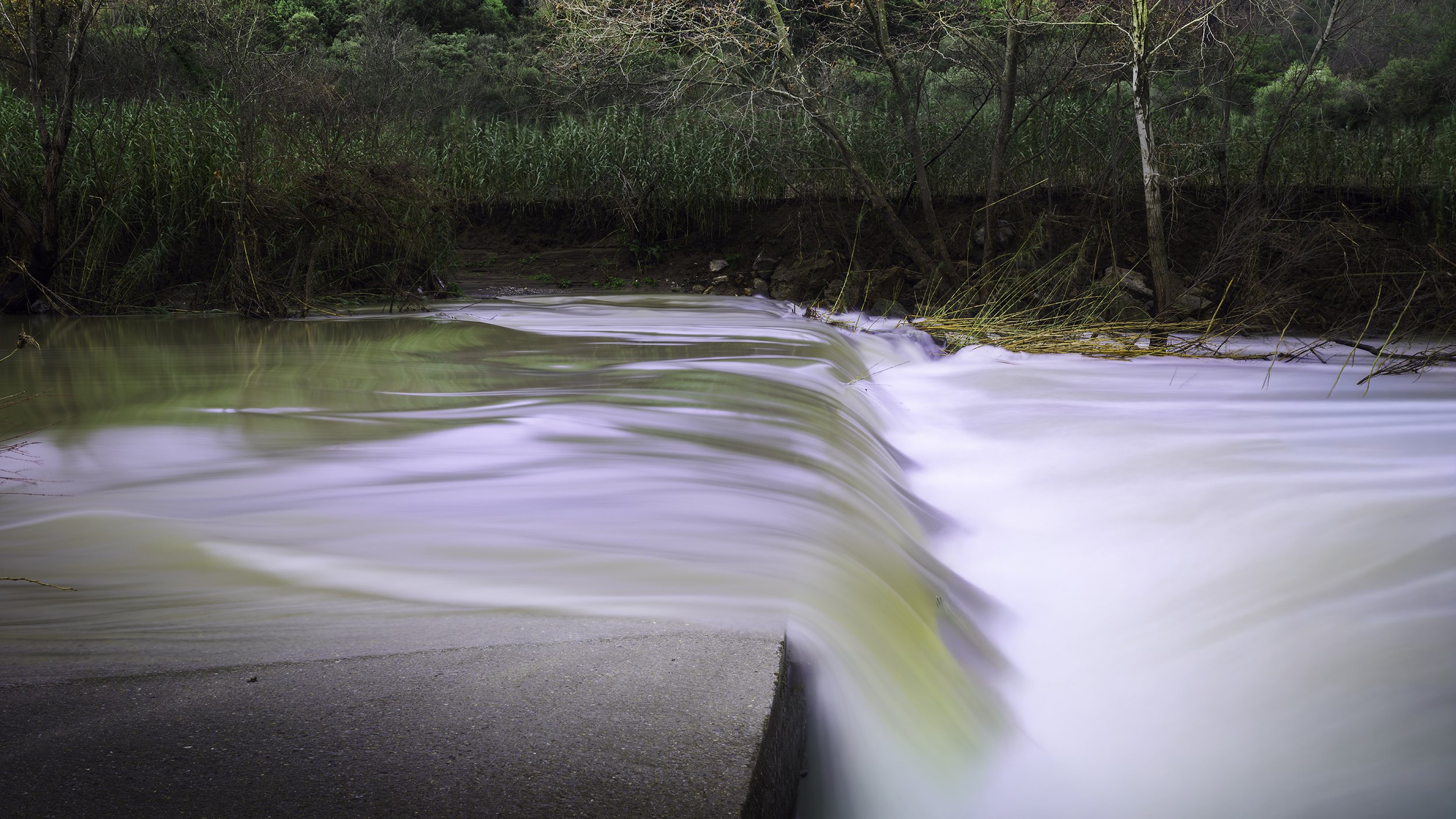 La ligne de rupture. L’eau retenue cède soudain, dessinant une frontière invisible entre calme et abandon 