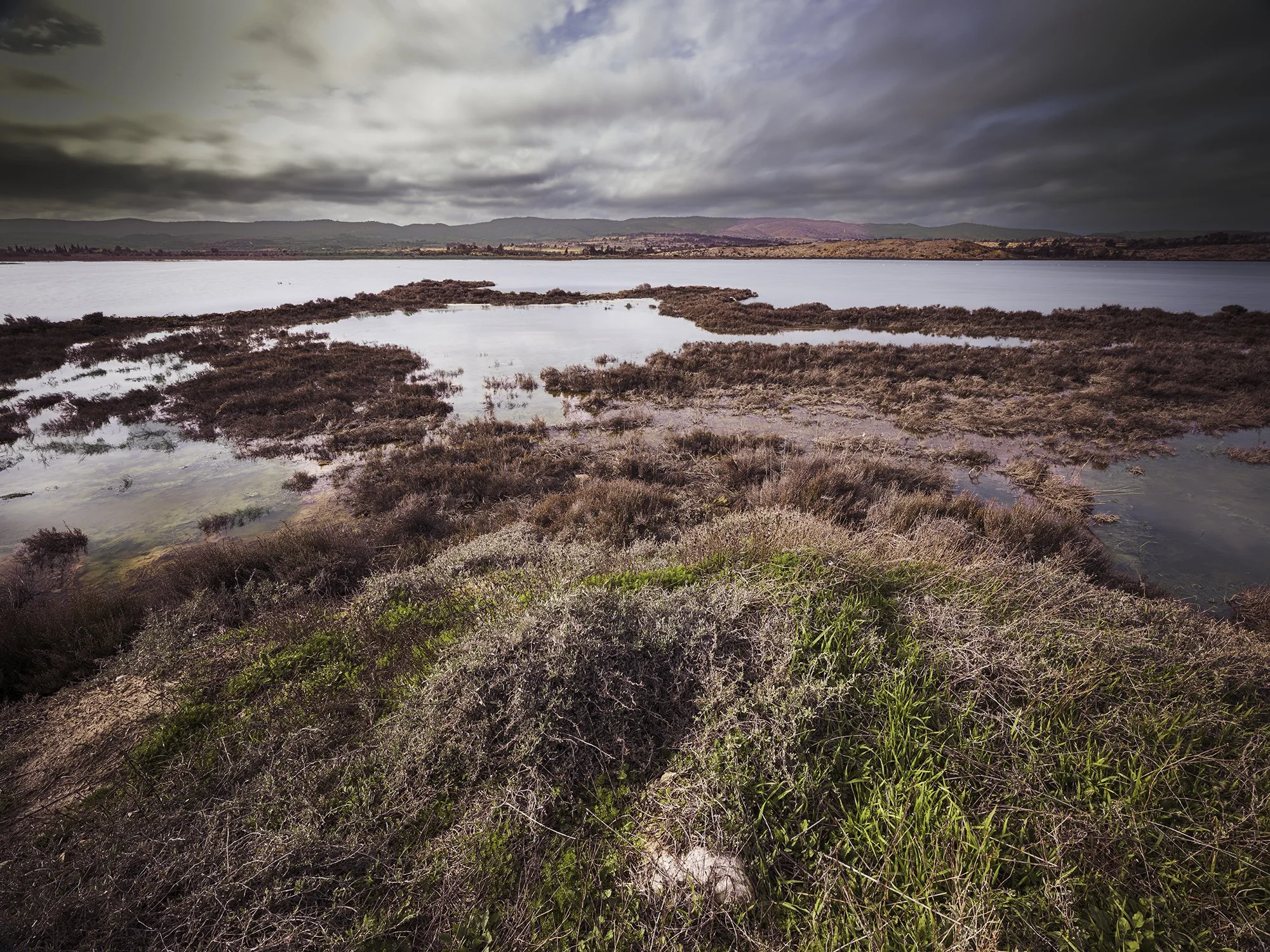 Territoire en suspension, entre eau et lumière, la terre reprend lentement sa place. 