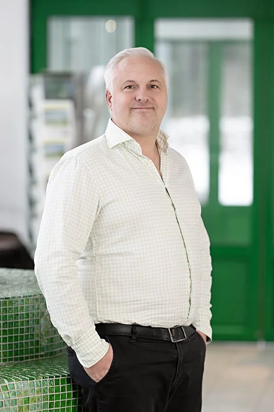 VD för Orto Novos växthusodling står i verksamhetens reception.