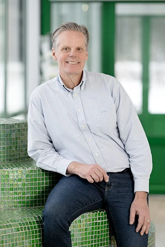 En försäljningsansvarig står i ett modernt inomhusmiljö.