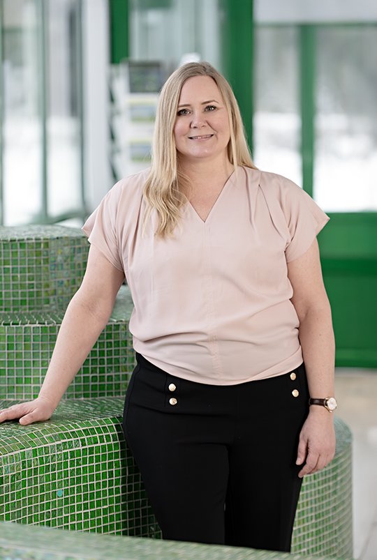 En personalchef står lutad mot en kant.