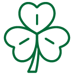 En treklöver med tre hjärtformade blad i mörkgrönt.