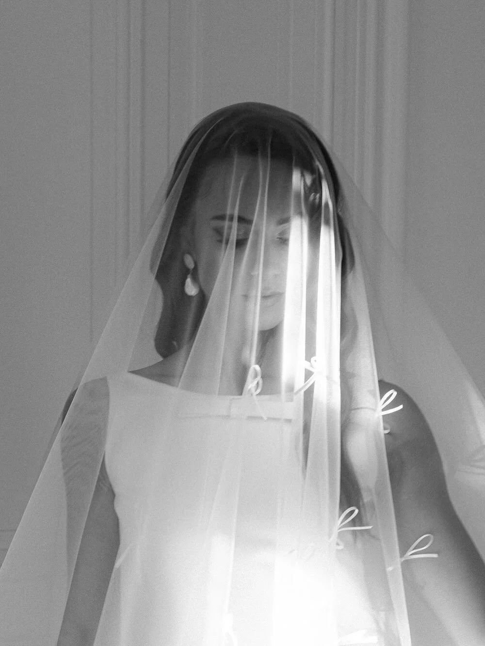 Between elegance and softness, a timeless moment.
Feminine beauty revealed in the intimacy of a beautiful Toulouse apartment.
An ode to grace &mdash; pure and simple.
&hellip;
@murielprando 
@florencedemortieroff 
@sandrine_hair 
@audebcolrat 
@le_ba