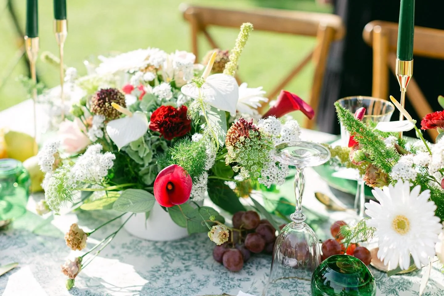 A talented wedding planner and designer, a lovely table, a good meal and some good friends! What could be better?
Are you getting married? 
Contact us! 😉
&hellip;
Venue: @chateaulapeyrere 
Wedding Planner: @angelique_shadeswaves_wedding 
Photographe