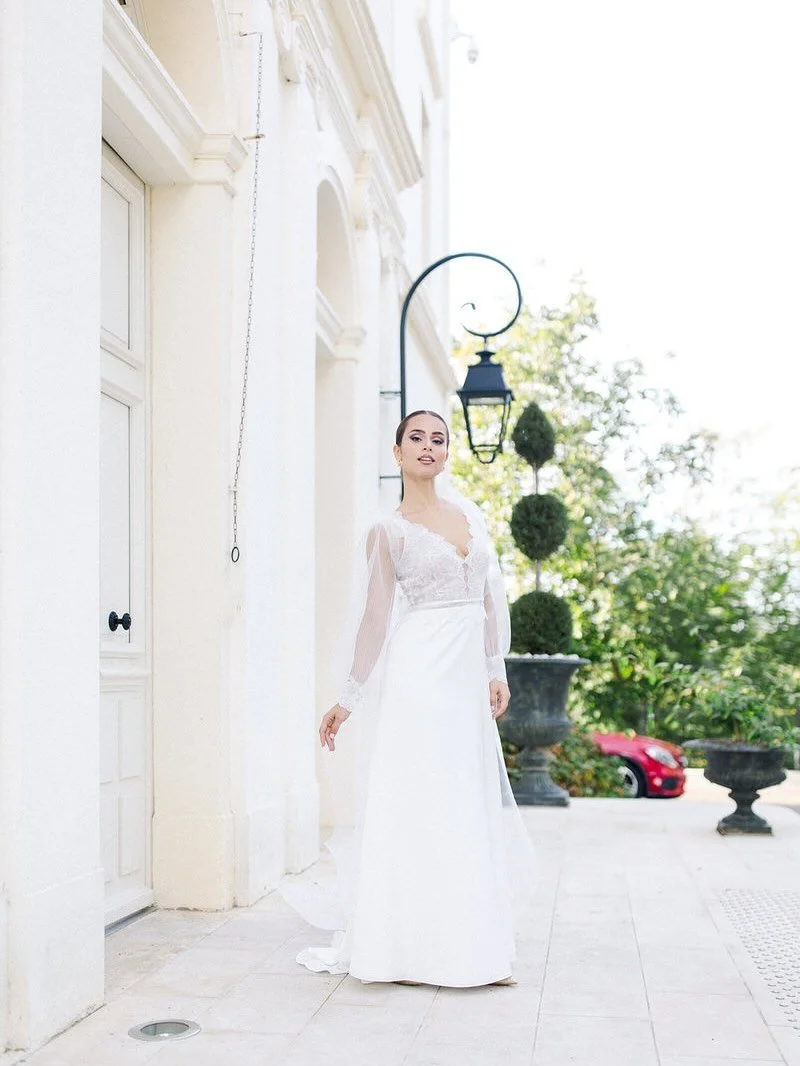 Get married at Ch&acirc;teau de Longpr&eacute;.
An elegant ch&acirc;teau in the heart of southwestern France. Its white fa&ccedil;ade is perfect for bright, airy editorial photos. The French garden offers a multitude of photogenic spots, ideal for a 