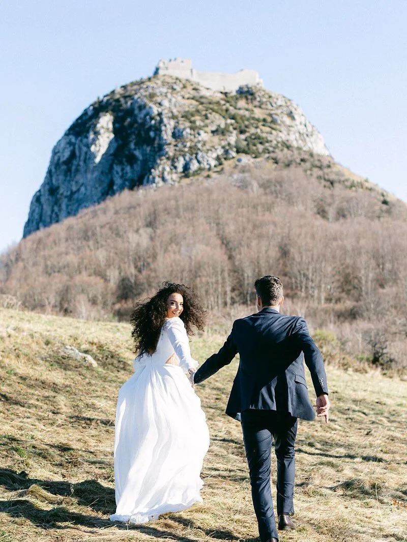 Elopement in Monts&eacute;gur ⛰️🤍 A breath of freedom, genuine glances, and that precious feeling of being exactly where you need to be.
For adventurous, open-minded, radiant couples, those who choose authenticity over convention, thrill over routin