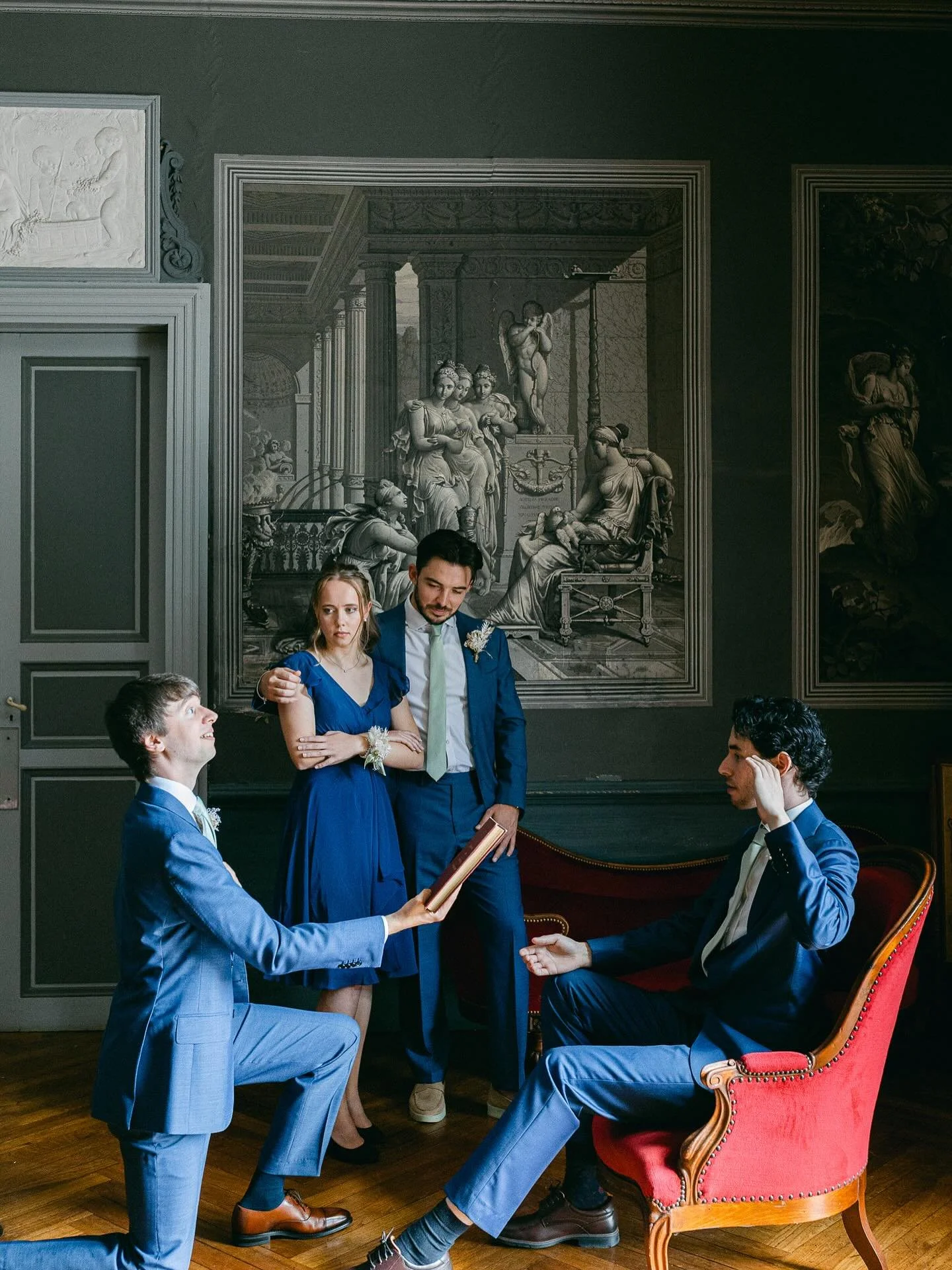 What if we dared to think outside the box? 
Group photos with your best friends... I prefer it when they tell a story.
At Garrevaques, they gave me an idea: What if we imitated the painting behind us? 😀
I love it when inspiration comes from you. Bec