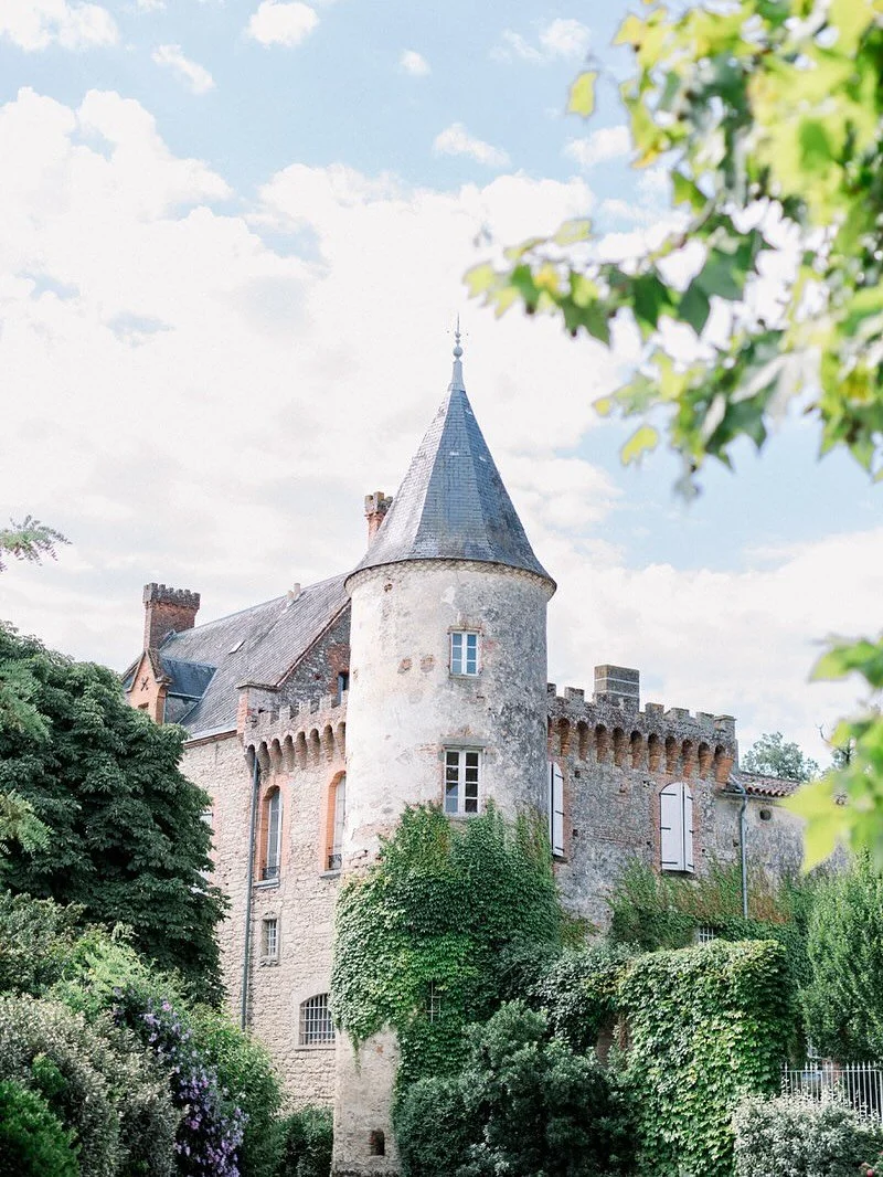 Where authenticity meets grandeur.
Getting married at Ch&acirc;teau du Croisillat means choosing timeless elegance
without sacrificing what truly matters.
Historic stone walls, breathtaking volumes,
and at the heart of it all: real emotions, honest m