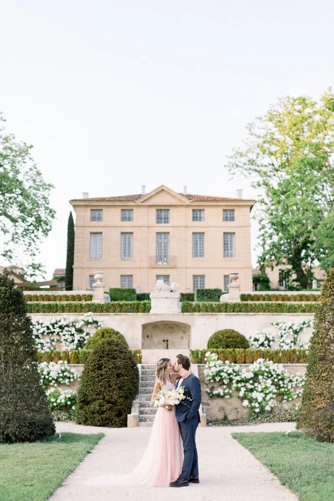 bride and groom in front of the chateau de la Gaude