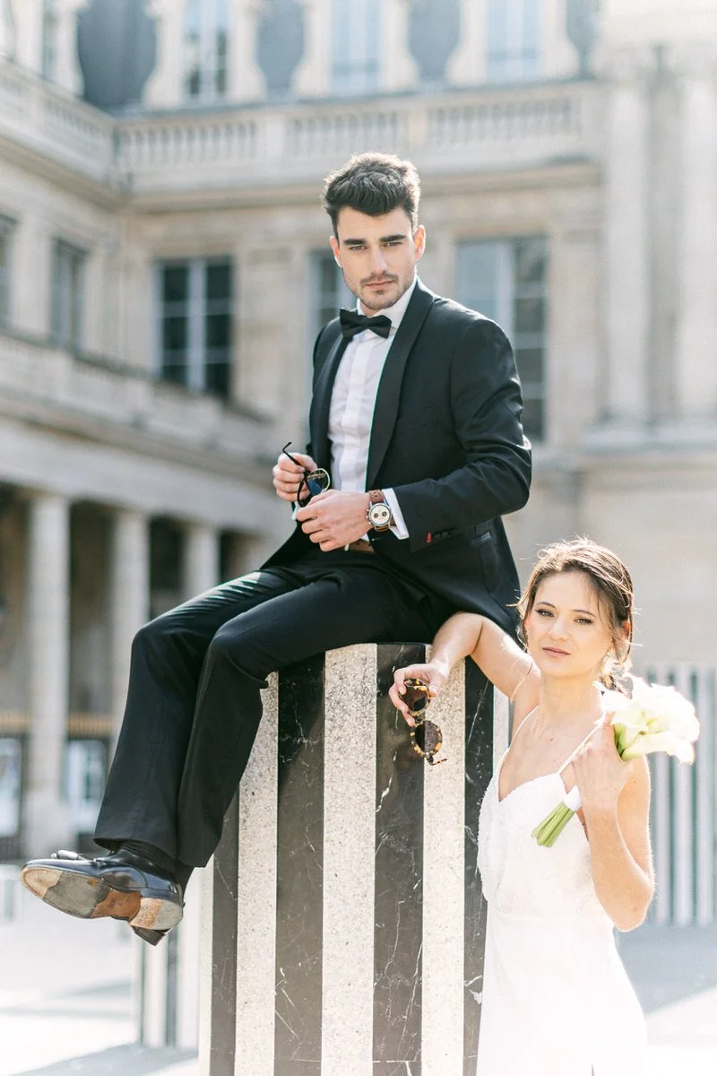 colonnes de buren with a couple