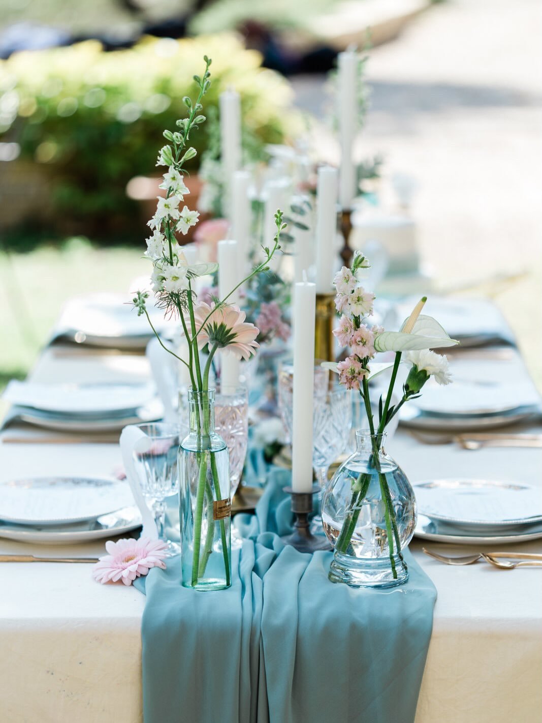 A wedding table in Provence is all about intention.
Sunlight on the glassware, linen moving softly in the breeze, a few olives or lavender &mdash; nothing more.
Simple. But every detail matters.
That&rsquo;s where the magic lives.
Still some dates av
