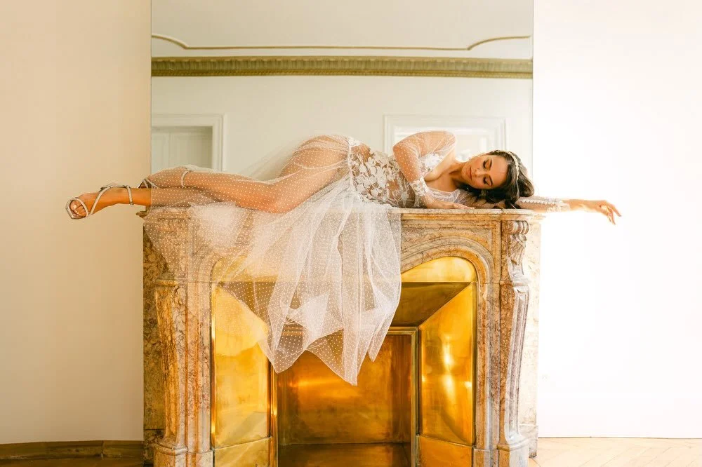 What could be more natural than lying down on a fireplace in a wedding dress? 😂🤭
&hellip;
@murielprando 
@florencedemortieroff 
@sandrine_hair 
@audebcolrat 
@le_baiser_de_la_mariee 
@lapparttoulouse
#wedding2027bride #bridetobe2027💍 #ᴡᴇᴅᴅɪɴɢɪɴsᴘᴏ