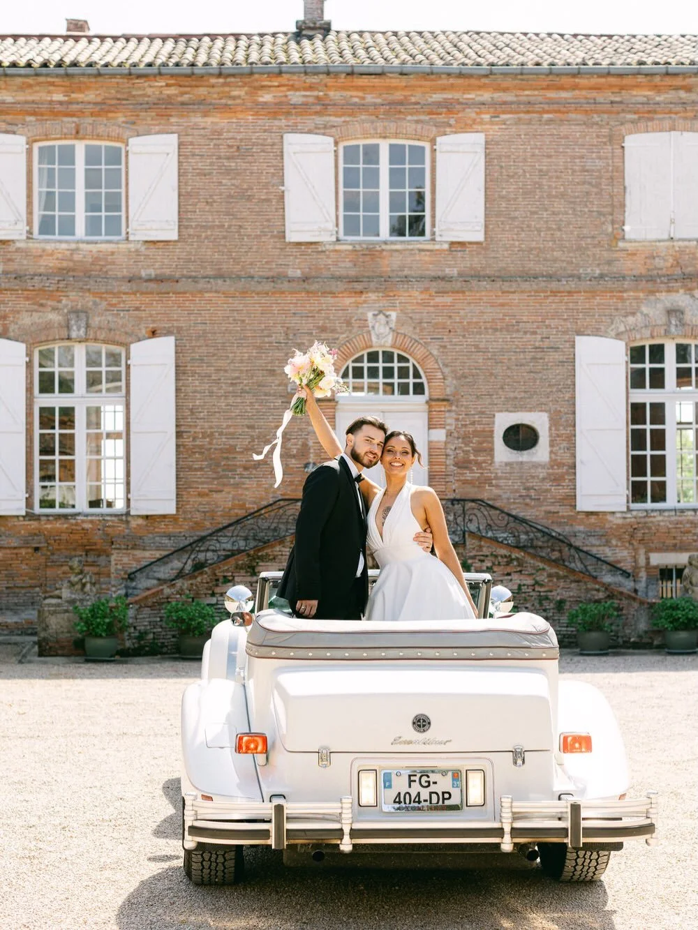 In the South-West of France, weddings have a soul of their own. At Ch&acirc;teau des Varennes, warmth, charm and elegance meet effortlessly. Let&rsquo;s talk about weddings!
A radiant bride, an elegant groom, both perfectly in tune with the spirit of