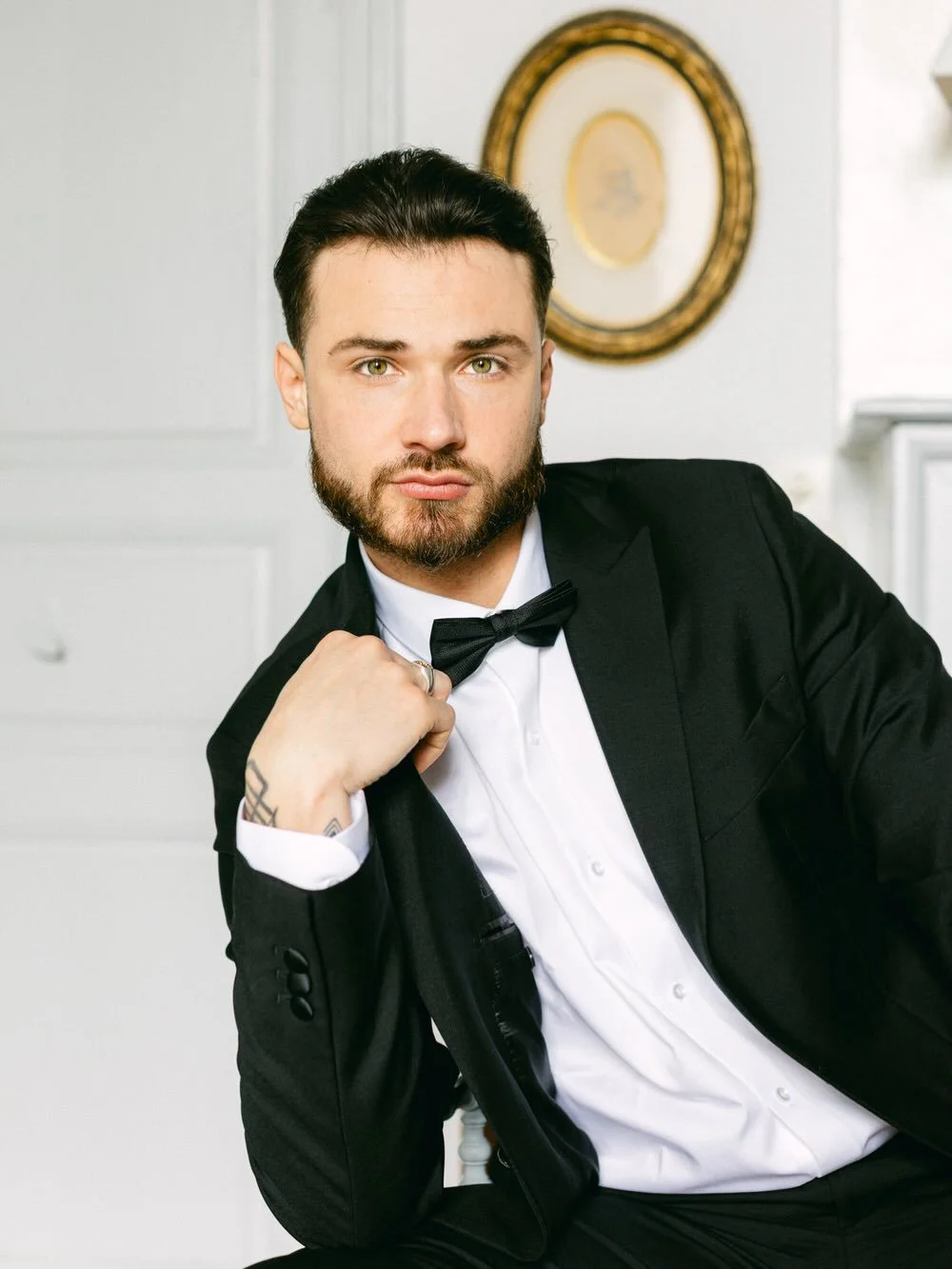 Even men deserve their getting-ready moments. Elegance lives in the details, and every wedding story deserves to be told in full. Do you like black suits? Or do you prefer colored ones? 
@wedding.academy
@stephaniedoncieuxeventdesign
@ilywedding
@cri