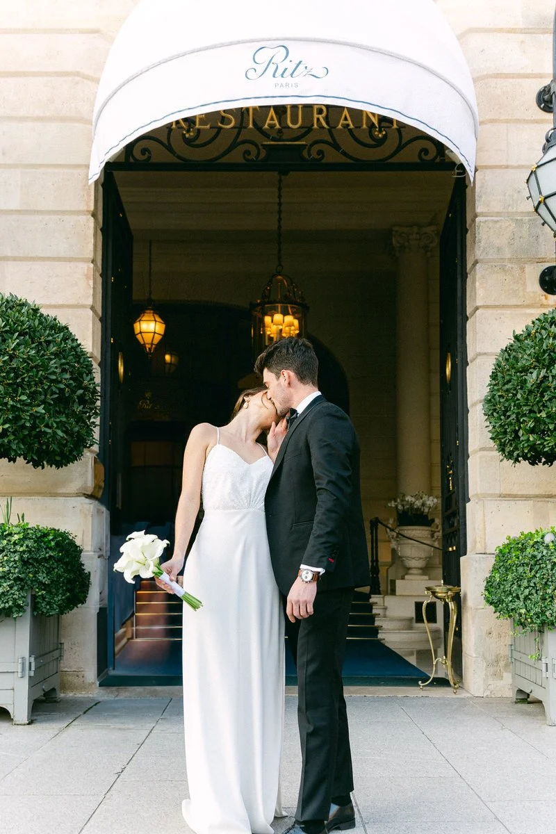 coouple kissing in front of the Ritz hotel