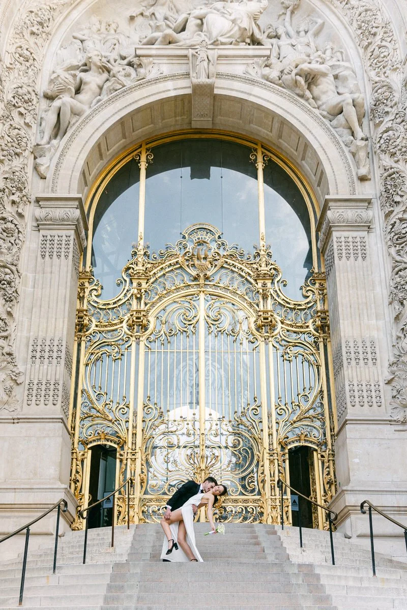 couple session in front of the petit palaisis