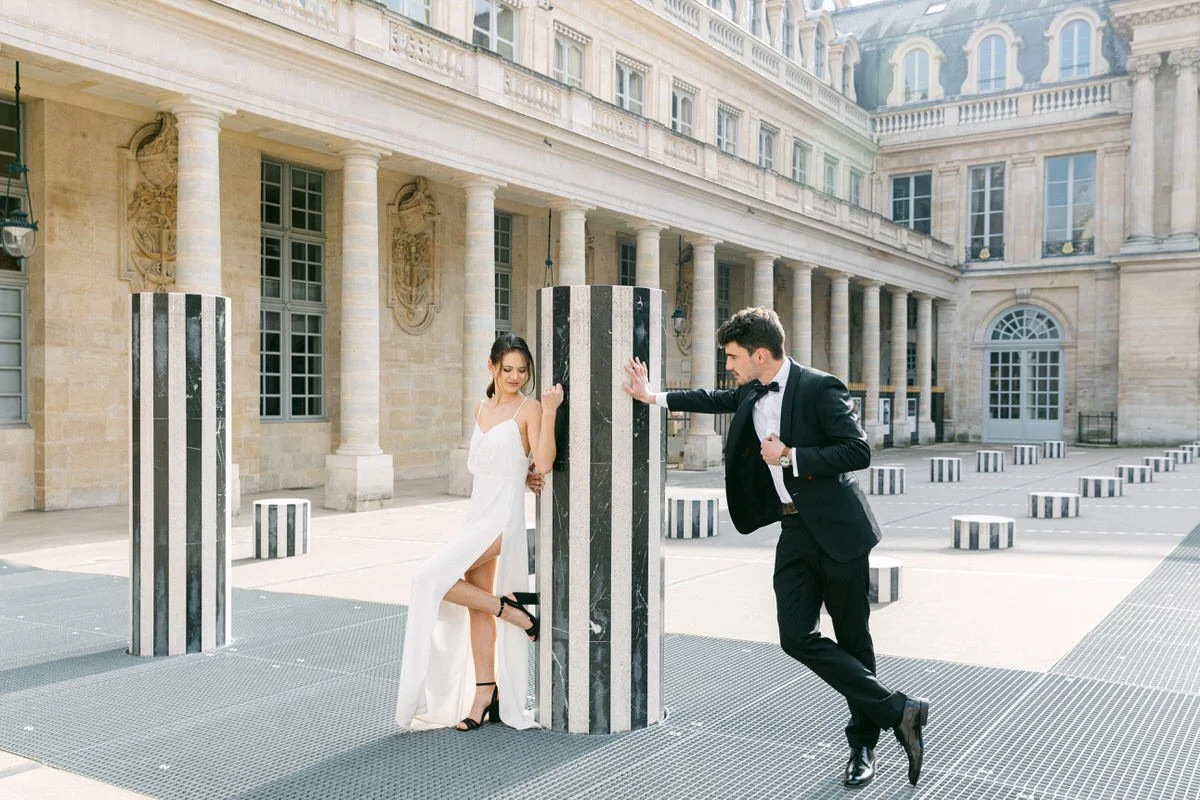 couple at colonnes de Buren