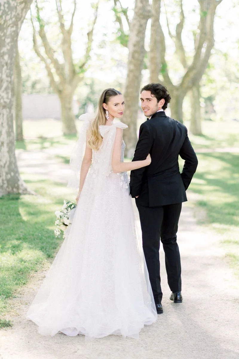 bride and groom in chateau de Fonscolombe in Provence