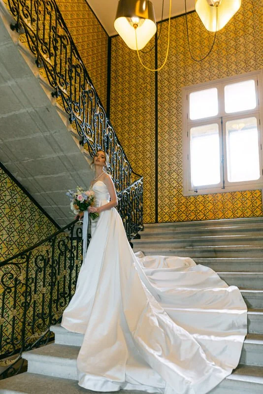 bride in the stairs of chateau de seriege