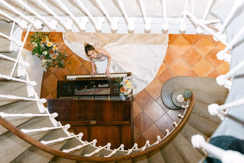 bride playing the piano in chateau de seriege