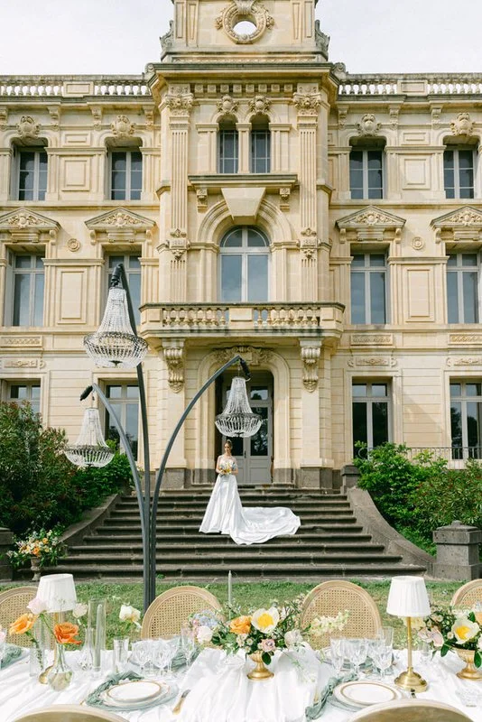 bride in the stairs oustide of seriege